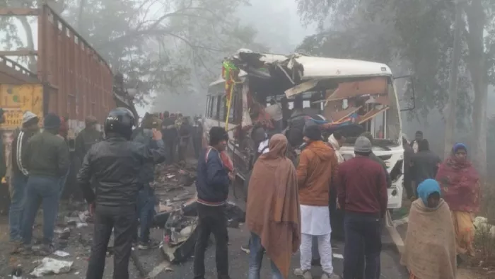 पलामू में दर्दनाक सड़क हादसा, कोहरे की वजह से टकराए बस और ट्रक; ड्राइवर की मौत - Palamu road accident bus and truck collided due to fog driver died