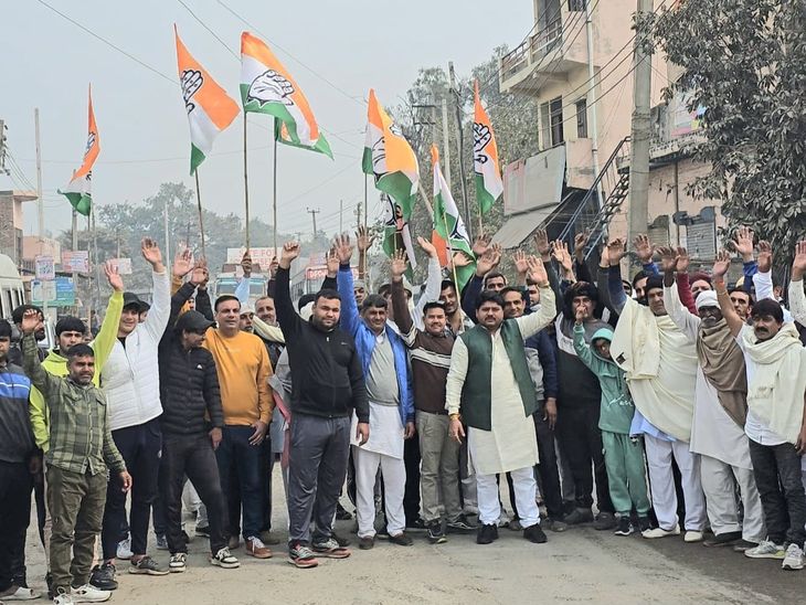 ​​​​​​​बादली में बीजेपी नेता बिधूड़ी के बयान पर भड़के कांग्रेसी:  नारेबाजी की; बोले- महिलाओं का अपमान करना बीजेपी की राजनीति