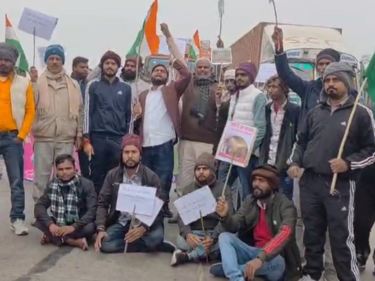 औरंगाबाद में दर्जनों गाड़ियां सड़क जाम में फंसी:  सड़क पर उतरे पप्पू यादव के समर्थक, BPSC री-एग्जाम की मांग पर अड़े