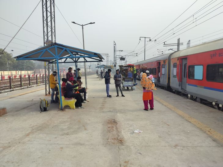 कोहरे ने बिगाड़ा ट्रेनों का समय संचालन:  फिरोजाबाद में आठ घंटे देरी से चलीं, तीन रद्द