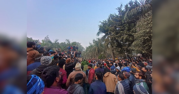 गांधी मैदान से नहीं हटे तो प्रशांत किशोर की हो सकती है गिरफ्तारी, SDM के सामने बिहार पुलिस को चैलेंज