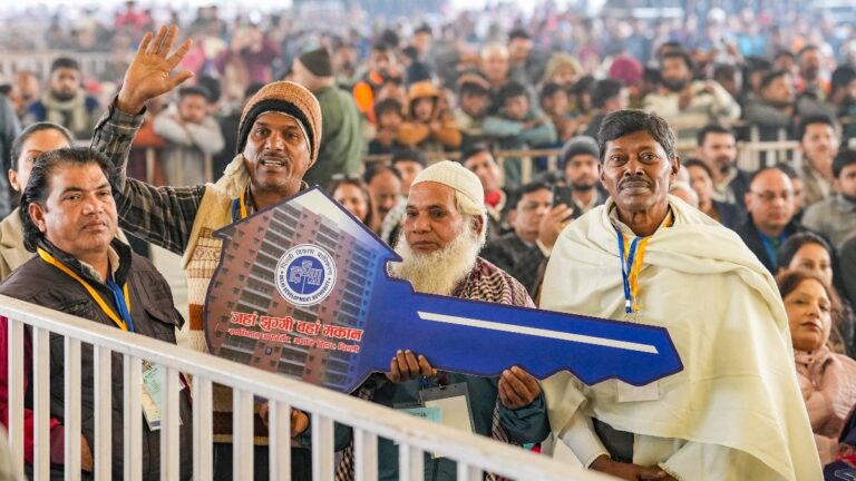 दिल्ली में AAP के वोटर पर BJP का फोकस, 'जहां झुग्गी वहीं मकान' से खत्म होगा वनवास?