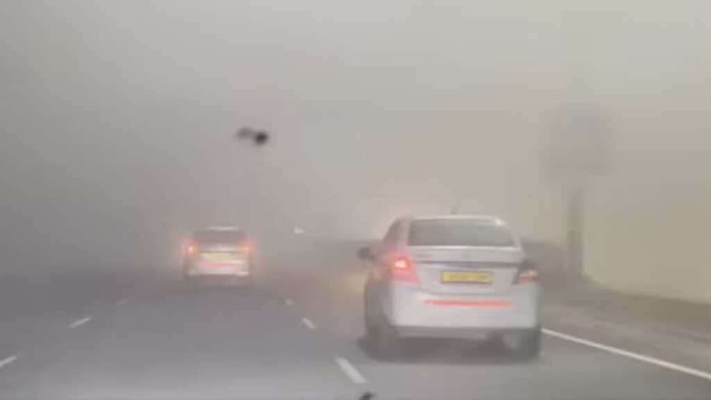 दिल्ली-NCR में घने कोहरे की मार! IGI एयरपोर्ट पर जीरो विजिबिलिटी, 200 फ्लाइट्स पर असर, ट्रेनें भी लेट