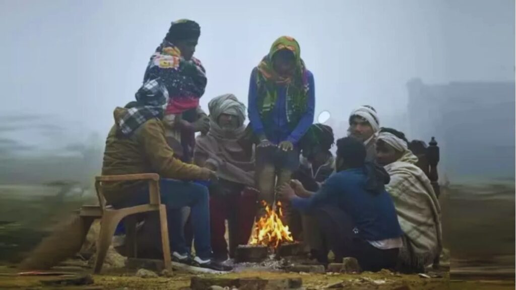 दिल्ली में कोहरे का कहर, 51 ट्रेनें लेट, फ्लाइट टाइमिंग में बदलाव, एयर क्वालिटी भी बेहद खराब