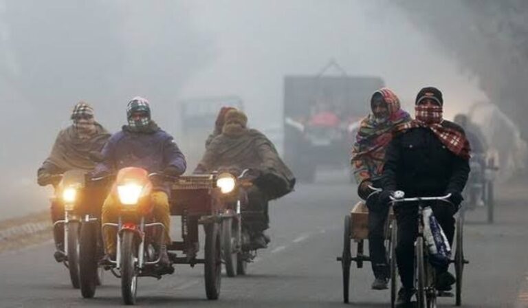 Bihar Weather: बिहार में 4.4 डिग्री सेल्सियस पहुंचा तापमान, इन जिलों में कोल्ड डे का अलर्ट