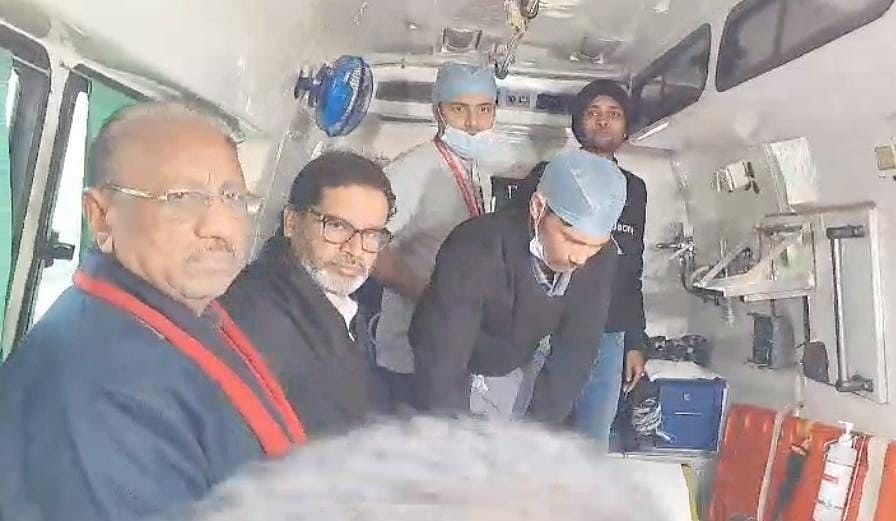 Prashant Kishor: आमरण अनशन पर बैठे प्रशांत किशोर की अचानक बिगड़ी तबीयत, अस्पताल में करवाए गए भर्ती