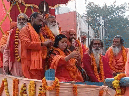 निरंजनी अखाड़े की पेशवाई महाकुंभ के लिए निकली:  सनातन की पताका लेकर एक हजार साधु-संत निकले, हाथी-घोड़े, ऊंट और रथ पर सवार हैं