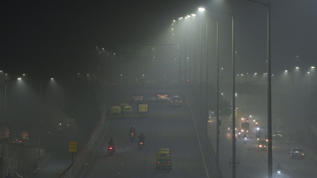 Delhi Fog: घने कोहरे के कारण दिल्ली में आने-जाने वाली 51 ट्रेनें लेट, कई उड़ानों का समय बदला