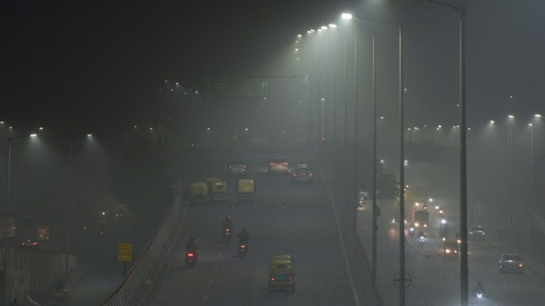 Delhi Fog: घने कोहरे के कारण दिल्ली में आने-जाने वाली 51 ट्रेनें लेट, कई उड़ानों का समय बदला