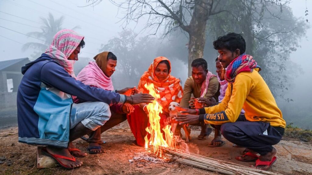 Delhi Today: कोहरे की चादर में ठंड से ठिठुर रही दिल्ली, चुनाव की तारीखों के ऐलान के साथ बढ़ेगी राजनीतिक सरगर्मी