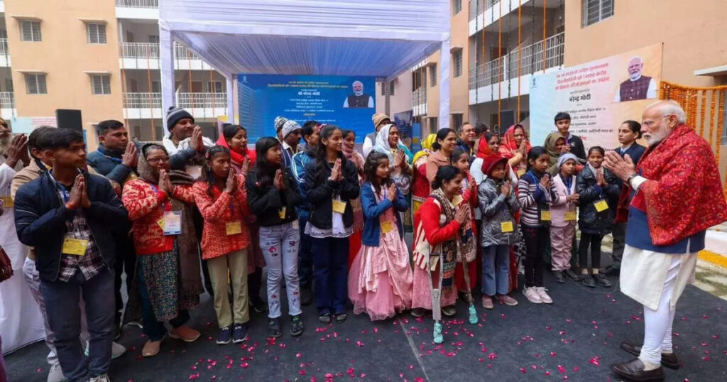 'मेरा घर तो नहीं है, आप लोगों को घर मिल गया', झुग्गीवासियों को स्वाभिमान अपार्टमेंट की चाबी सौंपने के बाद बोले पीएम मोदी